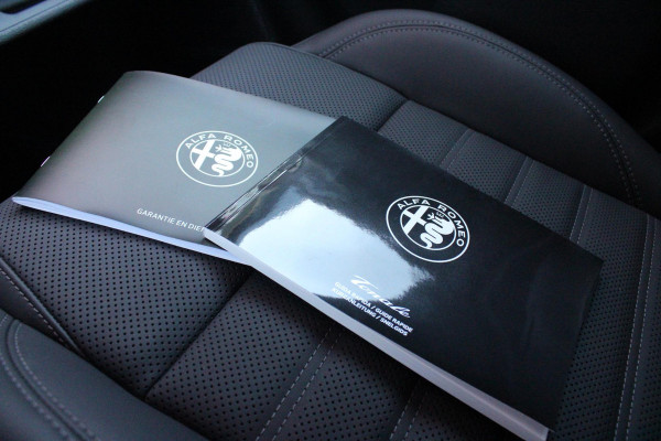Alfa Romeo Tonale 1.5T 160PK HYbrid VELOCE | LEDEREN BEKLEDING | VOORSTOELEN / STUUR VERWARMD | VOORSTOELEN GEVENTILEERD | VOORSTOELEN ELEKTRISCH VERSTELBAAR MET GEHEUGEN FUNCTIE |  HARMAN CARDON PREMIUM AUDIO | DRAADLOOS APPLE CARPLAY / ANDROID AUTO | 360° CAMERA | AUTOMATISCH DIMMENDE BUITENSPIEGELS | 20"INCH LICHTMETALEN VELGEN | ADAPTIVE CRUISE CONTROL | KEYLESS ENTRY / START | ELEKTRISCH BEDIENBARE ACHTERKLEP | DRAADLOZE TELEFOONLADER | AMBIENT LIGHTING | DONKERE HEMELBEKLEDING | SCHAKELFLIPPERS AAN HET STUUR | VERWARMDE RUITENSPROEIERS |