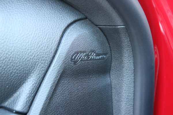 Alfa Romeo Tonale 1.5T 160PK HYbrid VELOCE | LEDEREN BEKLEDING | VOORSTOELEN / STUUR VERWARMD | VOORSTOELEN GEVENTILEERD | VOORSTOELEN ELEKTRISCH VERSTELBAAR MET GEHEUGEN FUNCTIE |  HARMAN CARDON PREMIUM AUDIO | DRAADLOOS APPLE CARPLAY / ANDROID AUTO | 360° CAMERA | AUTOMATISCH DIMMENDE BUITENSPIEGELS | 20"INCH LICHTMETALEN VELGEN | ADAPTIVE CRUISE CONTROL | KEYLESS ENTRY / START | ELEKTRISCH BEDIENBARE ACHTERKLEP | DRAADLOZE TELEFOONLADER | AMBIENT LIGHTING | DONKERE HEMELBEKLEDING | SCHAKELFLIPPERS AAN HET STUUR | VERWARMDE RUITENSPROEIERS |