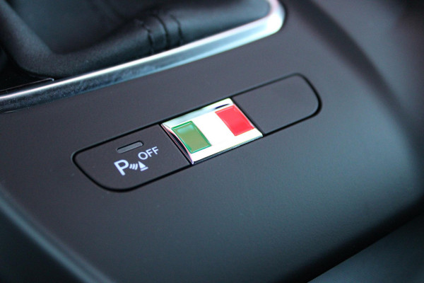Alfa Romeo Tonale 1.5T 160PK HYbrid VELOCE | LEDEREN BEKLEDING | VOORSTOELEN / STUUR VERWARMD | VOORSTOELEN GEVENTILEERD | VOORSTOELEN ELEKTRISCH VERSTELBAAR MET GEHEUGEN FUNCTIE |  HARMAN CARDON PREMIUM AUDIO | DRAADLOOS APPLE CARPLAY / ANDROID AUTO | 360° CAMERA | AUTOMATISCH DIMMENDE BUITENSPIEGELS | 20"INCH LICHTMETALEN VELGEN | ADAPTIVE CRUISE CONTROL | KEYLESS ENTRY / START | ELEKTRISCH BEDIENBARE ACHTERKLEP | DRAADLOZE TELEFOONLADER | AMBIENT LIGHTING | DONKERE HEMELBEKLEDING | SCHAKELFLIPPERS AAN HET STUUR | VERWARMDE RUITENSPROEIERS |