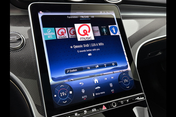 Mercedes-Benz C-Klasse 300 e Business Solution AMG AMG Line l Panoramadak l Burmester l Digital Light l Apple Carplay l Nightpakket l 360°-camera l Trekhaak | Inclusief 24 maanden MB Certified garantie voor Europa.