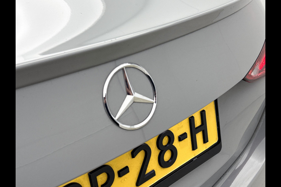Mercedes-Benz C-Klasse 300 e Business Solution AMG AMG Line l Panoramadak l Burmester l Digital Light l Apple Carplay l Nightpakket l 360°-camera l Trekhaak | Inclusief 24 maanden MB Certified garantie voor Europa.
