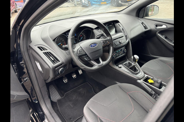 Ford FOCUS Wagon 1.0 ST-Line 125pk | Trekhaak | 18 inch velgen | Climate control | Voorruit verwarming | NLD auto | Carplay, Android auto