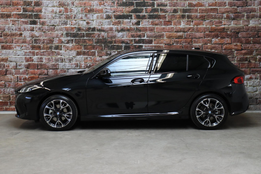 BMW 1-serie 120 M Sport Automaat / Sportstoelen / Achteruitrijcamera / Stoel- en stuurverwarming / Shadow line / Driving Assistant / Leder / Cruise Control / 18 Inch / Parking Assistant / Active Guard / LED