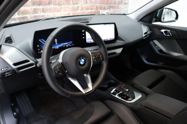 BMW 1-serie 120 M Sport Automaat / Sportstoelen / Achteruitrijcamera / Stoel- en stuurverwarming / Shadow line / Driving Assistant / Leder / Cruise Control / 18 Inch / Parking Assistant / Active Guard / LED