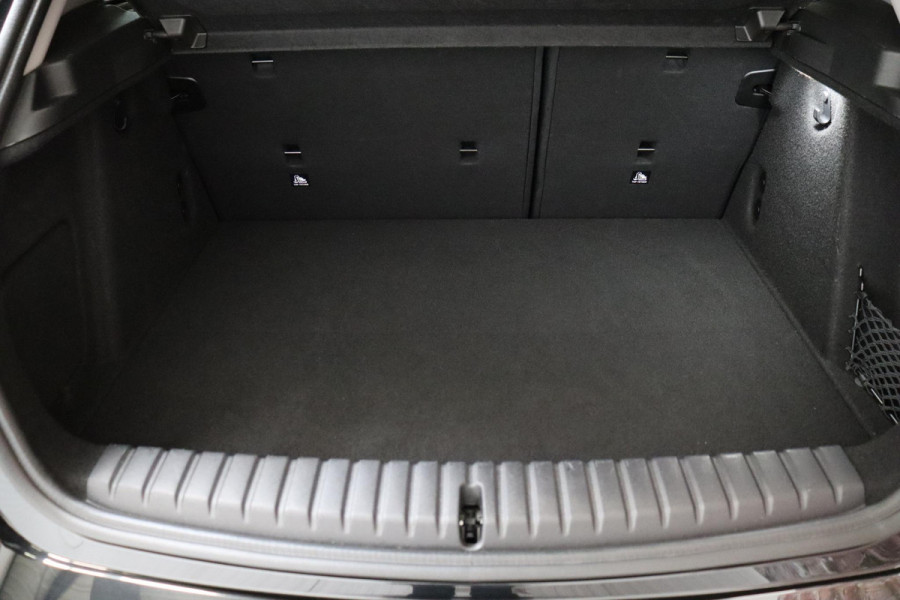BMW 1-serie 120 M Sport Automaat / Sportstoelen / Achteruitrijcamera / Stoel- en stuurverwarming / Shadow line / Driving Assistant / Leder / Cruise Control / 18 Inch / Parking Assistant / Active Guard / LED