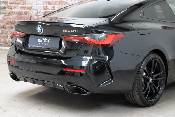 BMW 4 Serie Coupé M440i xDrive High Executive M Sport Pakket / Adaptief M-onderstel / Panoramadak / Laserlicht / Head-Up Display / M Sportrem / Driving Assistant Professional / Harman Kardon / Stoel- en stuurverwarming / Shadow line / 19 Inch / Live Cockpit Professional / Active Guard Plus / Comfort access