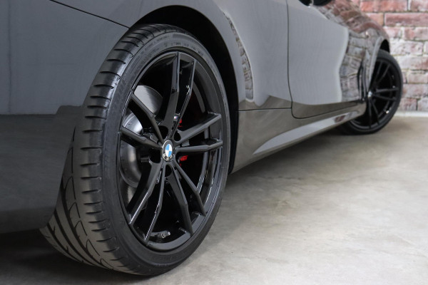 BMW 4 Serie Coupé M440i xDrive High Executive M Sport Pakket / Adaptief M-onderstel / Panoramadak / Laserlicht / Head-Up Display / M Sportrem / Driving Assistant Professional / Harman Kardon / Stoel- en stuurverwarming / Shadow line / 19 Inch / Live Cockpit Professional / Active Guard Plus / Comfort access