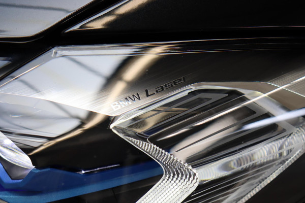 BMW 4 Serie Coupé M440i xDrive High Executive M Sport Pakket / Adaptief M-onderstel / Panoramadak / Laserlicht / Head-Up Display / M Sportrem / Driving Assistant Professional / Harman Kardon / Stoel- en stuurverwarming / Shadow line / 19 Inch / Live Cockpit Professional / Active Guard Plus / Comfort access