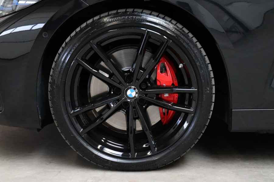 BMW 4 Serie Coupé M440i xDrive High Executive M Sport Pakket / Adaptief M-onderstel / Panoramadak / Laserlicht / Head-Up Display / M Sportrem / Driving Assistant Professional / Harman Kardon / Stoel- en stuurverwarming / Shadow line / 19 Inch / Live Cockpit Professional / Active Guard Plus / Comfort access