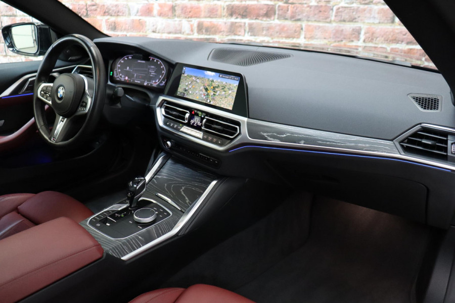 BMW 4 Serie Coupé M440i xDrive High Executive M Sport Pakket / Adaptief M-onderstel / Panoramadak / Laserlicht / Head-Up Display / M Sportrem / Driving Assistant Professional / Harman Kardon / Stoel- en stuurverwarming / Shadow line / 19 Inch / Live Cockpit Professional / Active Guard Plus / Comfort access