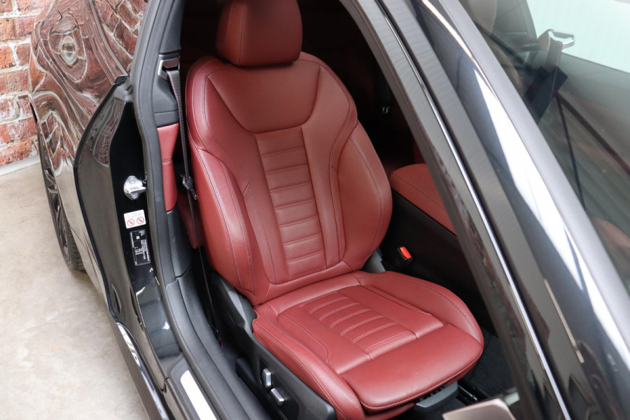 BMW 4 Serie Coupé M440i xDrive High Executive M Sport Pakket / Adaptief M-onderstel / Panoramadak / Laserlicht / Head-Up Display / M Sportrem / Driving Assistant Professional / Harman Kardon / Stoel- en stuurverwarming / Shadow line / 19 Inch / Live Cockpit Professional / Active Guard Plus / Comfort access