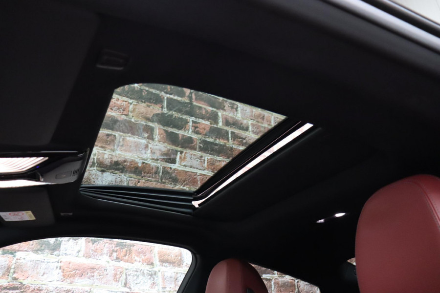 BMW 4 Serie Coupé M440i xDrive High Executive M Sport Pakket / Adaptief M-onderstel / Panoramadak / Laserlicht / Head-Up Display / M Sportrem / Driving Assistant Professional / Harman Kardon / Stoel- en stuurverwarming / Shadow line / 19 Inch / Live Cockpit Professional / Active Guard Plus / Comfort access