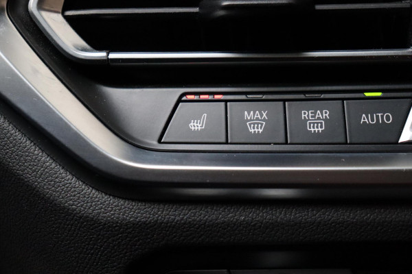 BMW 4 Serie Coupé M440i xDrive High Executive M Sport Pakket / Adaptief M-onderstel / Panoramadak / Laserlicht / Head-Up Display / M Sportrem / Driving Assistant Professional / Harman Kardon / Stoel- en stuurverwarming / Shadow line / 19 Inch / Live Cockpit Professional / Active Guard Plus / Comfort access