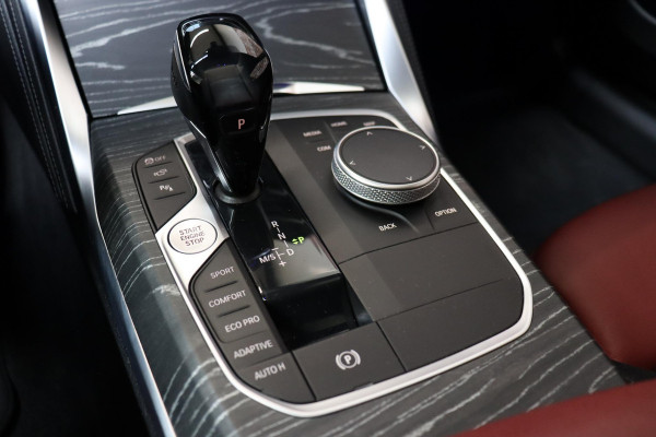 BMW 4 Serie Coupé M440i xDrive High Executive M Sport Pakket / Adaptief M-onderstel / Panoramadak / Laserlicht / Head-Up Display / M Sportrem / Driving Assistant Professional / Harman Kardon / Stoel- en stuurverwarming / Shadow line / 19 Inch / Live Cockpit Professional / Active Guard Plus / Comfort access