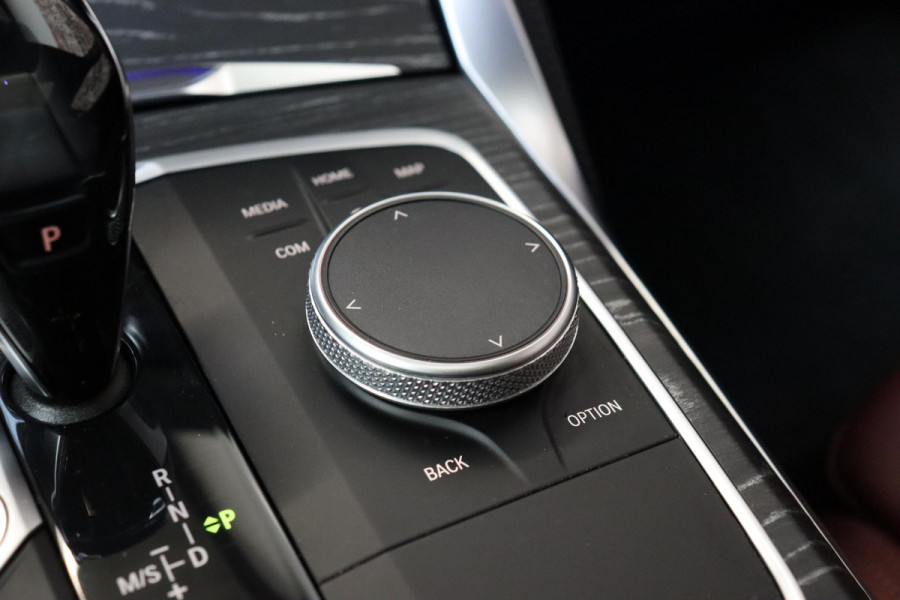 BMW 4 Serie Coupé M440i xDrive High Executive M Sport Pakket / Adaptief M-onderstel / Panoramadak / Laserlicht / Head-Up Display / M Sportrem / Driving Assistant Professional / Harman Kardon / Stoel- en stuurverwarming / Shadow line / 19 Inch / Live Cockpit Professional / Active Guard Plus / Comfort access