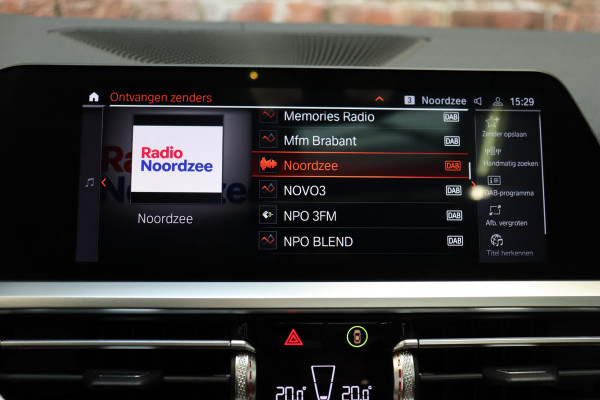 BMW 4 Serie Coupé M440i xDrive High Executive M Sport Pakket / Adaptief M-onderstel / Panoramadak / Laserlicht / Head-Up Display / M Sportrem / Driving Assistant Professional / Harman Kardon / Stoel- en stuurverwarming / Shadow line / 19 Inch / Live Cockpit Professional / Active Guard Plus / Comfort access