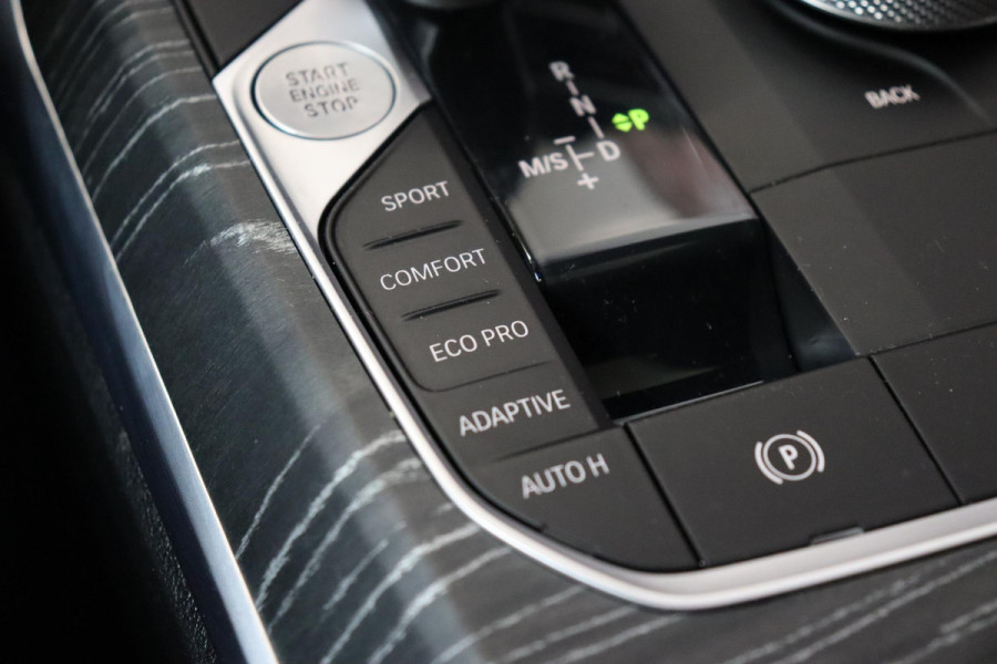 BMW 4 Serie Coupé M440i xDrive High Executive M Sport Pakket / Adaptief M-onderstel / Panoramadak / Laserlicht / Head-Up Display / M Sportrem / Driving Assistant Professional / Harman Kardon / Stoel- en stuurverwarming / Shadow line / 19 Inch / Live Cockpit Professional / Active Guard Plus / Comfort access