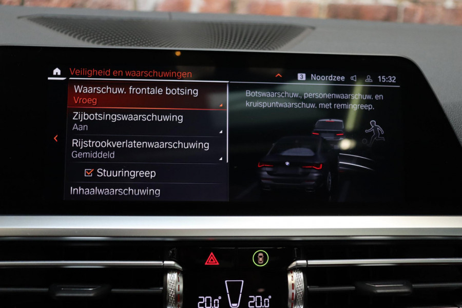 BMW 4 Serie Coupé M440i xDrive High Executive M Sport Pakket / Adaptief M-onderstel / Panoramadak / Laserlicht / Head-Up Display / M Sportrem / Driving Assistant Professional / Harman Kardon / Stoel- en stuurverwarming / Shadow line / 19 Inch / Live Cockpit Professional / Active Guard Plus / Comfort access