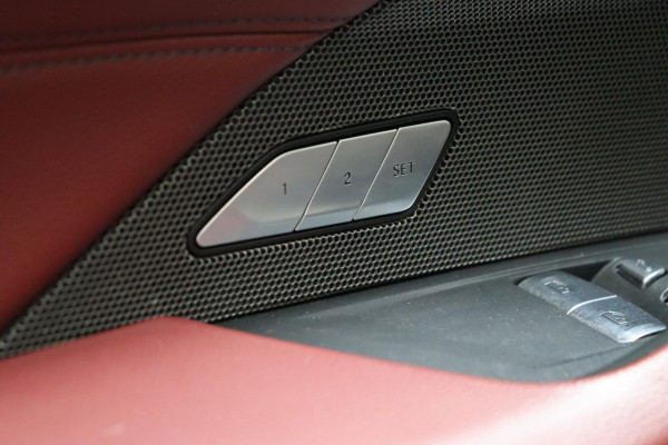 BMW 4 Serie Coupé M440i xDrive High Executive M Sport Pakket / Adaptief M-onderstel / Panoramadak / Laserlicht / Head-Up Display / M Sportrem / Driving Assistant Professional / Harman Kardon / Stoel- en stuurverwarming / Shadow line / 19 Inch / Live Cockpit Professional / Active Guard Plus / Comfort access
