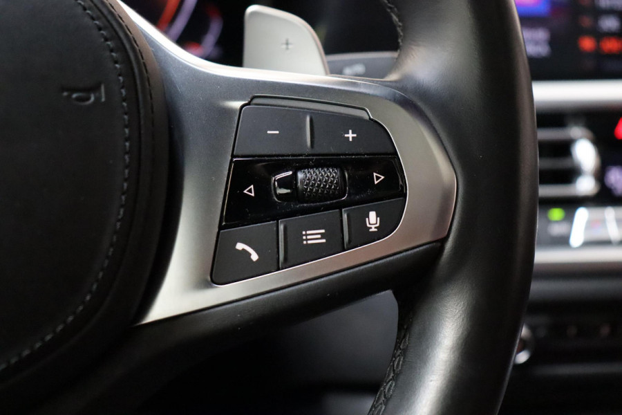 BMW 4 Serie Coupé M440i xDrive High Executive M Sport Pakket / Adaptief M-onderstel / Panoramadak / Laserlicht / Head-Up Display / M Sportrem / Driving Assistant Professional / Harman Kardon / Stoel- en stuurverwarming / Shadow line / 19 Inch / Live Cockpit Professional / Active Guard Plus / Comfort access
