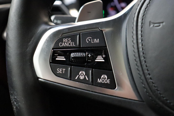 BMW 4 Serie Coupé M440i xDrive High Executive M Sport Pakket / Adaptief M-onderstel / Panoramadak / Laserlicht / Head-Up Display / M Sportrem / Driving Assistant Professional / Harman Kardon / Stoel- en stuurverwarming / Shadow line / 19 Inch / Live Cockpit Professional / Active Guard Plus / Comfort access