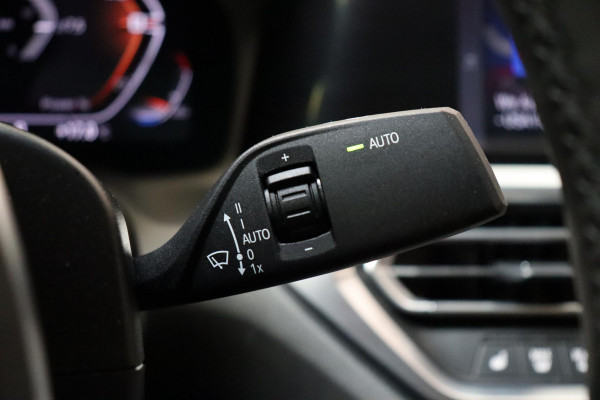 BMW 4 Serie Coupé M440i xDrive High Executive M Sport Pakket / Adaptief M-onderstel / Panoramadak / Laserlicht / Head-Up Display / M Sportrem / Driving Assistant Professional / Harman Kardon / Stoel- en stuurverwarming / Shadow line / 19 Inch / Live Cockpit Professional / Active Guard Plus / Comfort access