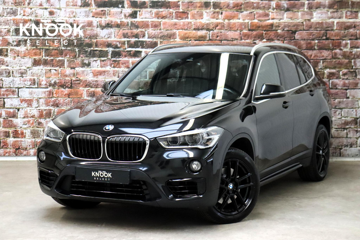 BMW X1 sDrive20i High Executive Sport Line Automaat / Head-up Display / Achteruitrijcamera / HiFi / Extra Getint Glas / Stoelverwarming / Parkeersensoren voor + achter / Sportstoelen / Cruise Control / Leder / LED