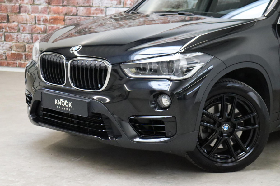 BMW X1 sDrive20i High Executive Sport Line Automaat / Head-up Display / Achteruitrijcamera / HiFi / Extra Getint Glas / Stoelverwarming / Parkeersensoren voor + achter / Sportstoelen / Cruise Control / Leder / LED