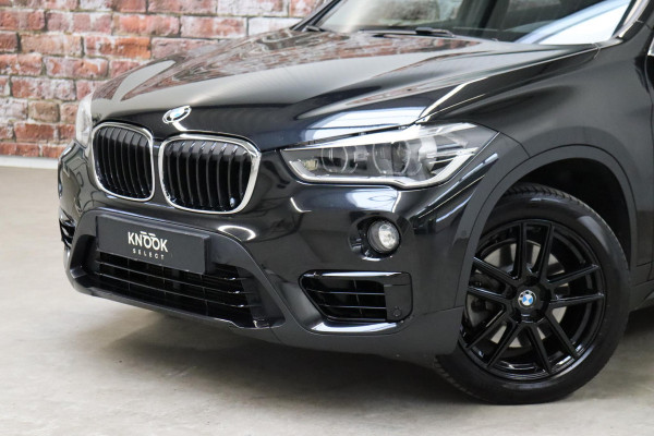 BMW X1 sDrive20i High Executive Sport Line Automaat / Head-up Display / Achteruitrijcamera / HiFi / Extra Getint Glas / Stoelverwarming / Parkeersensoren voor + achter / Sportstoelen / Cruise Control / Leder / LED