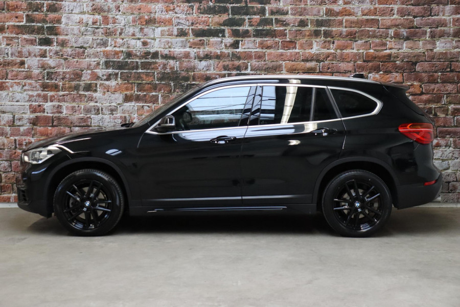 BMW X1 sDrive20i High Executive Sport Line Automaat / Head-up Display / Achteruitrijcamera / HiFi / Extra Getint Glas / Stoelverwarming / Parkeersensoren voor + achter / Sportstoelen / Cruise Control / Leder / LED