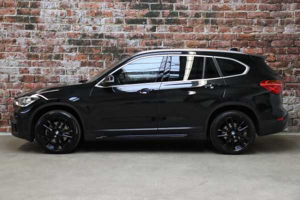 BMW X1 sDrive20i High Executive Sport Line Automaat / Head-up Display / Achteruitrijcamera / HiFi / Extra Getint Glas / Stoelverwarming / Parkeersensoren voor + achter / Sportstoelen / Cruise Control / Leder / LED