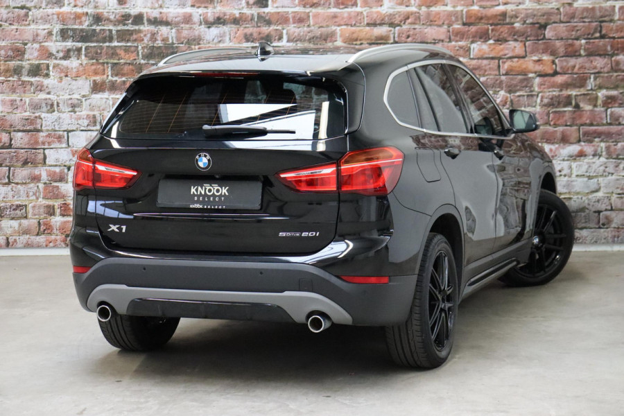 BMW X1 sDrive20i High Executive Sport Line Automaat / Head-up Display / Achteruitrijcamera / HiFi / Extra Getint Glas / Stoelverwarming / Parkeersensoren voor + achter / Sportstoelen / Cruise Control / Leder / LED