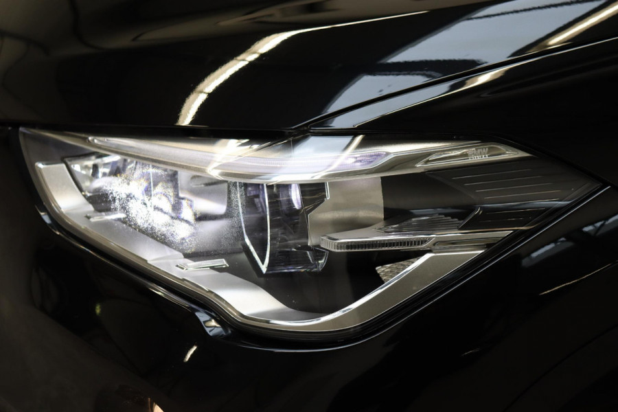 BMW X1 sDrive20i High Executive Sport Line Automaat / Head-up Display / Achteruitrijcamera / HiFi / Extra Getint Glas / Stoelverwarming / Parkeersensoren voor + achter / Sportstoelen / Cruise Control / Leder / LED