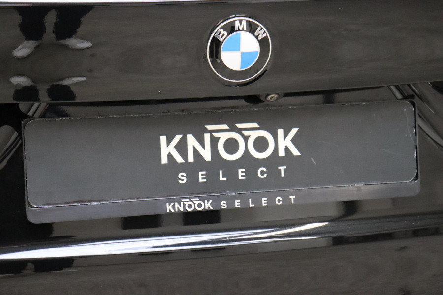 BMW X1 sDrive20i High Executive Sport Line Automaat / Head-up Display / Achteruitrijcamera / HiFi / Extra Getint Glas / Stoelverwarming / Parkeersensoren voor + achter / Sportstoelen / Cruise Control / Leder / LED