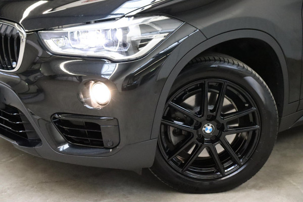 BMW X1 sDrive20i High Executive Sport Line Automaat / Head-up Display / Achteruitrijcamera / HiFi / Extra Getint Glas / Stoelverwarming / Parkeersensoren voor + achter / Sportstoelen / Cruise Control / Leder / LED