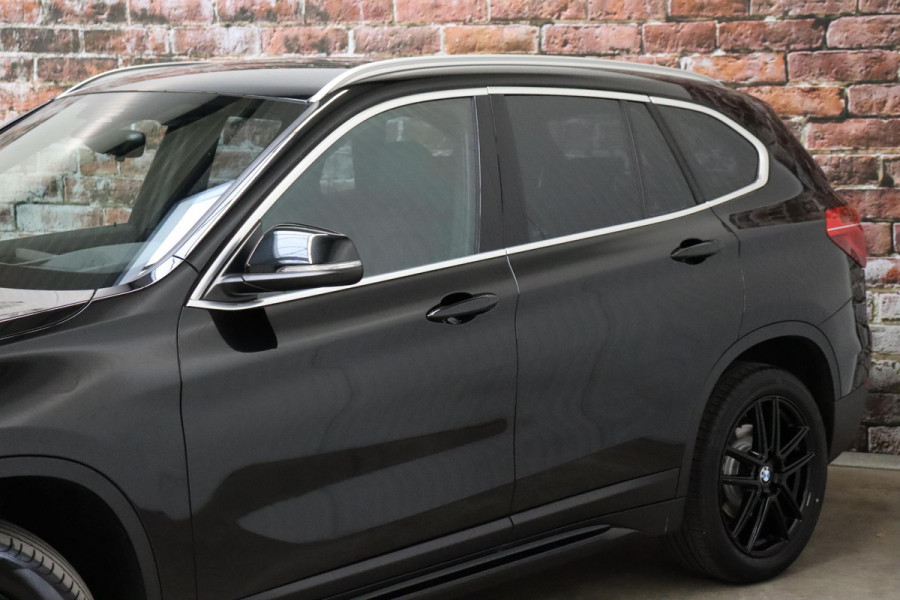 BMW X1 sDrive20i High Executive Sport Line Automaat / Head-up Display / Achteruitrijcamera / HiFi / Extra Getint Glas / Stoelverwarming / Parkeersensoren voor + achter / Sportstoelen / Cruise Control / Leder / LED