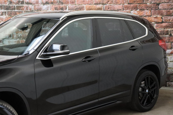 BMW X1 sDrive20i High Executive Sport Line Automaat / Head-up Display / Achteruitrijcamera / HiFi / Extra Getint Glas / Stoelverwarming / Parkeersensoren voor + achter / Sportstoelen / Cruise Control / Leder / LED