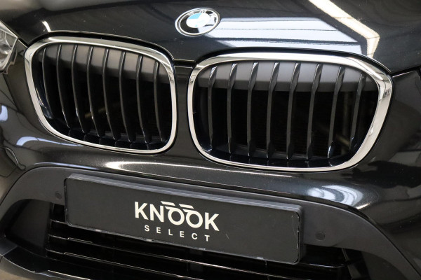 BMW X1 sDrive20i High Executive Sport Line Automaat / Head-up Display / Achteruitrijcamera / HiFi / Extra Getint Glas / Stoelverwarming / Parkeersensoren voor + achter / Sportstoelen / Cruise Control / Leder / LED
