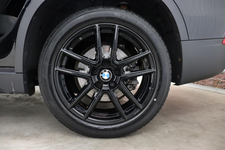 BMW X1 sDrive20i High Executive Sport Line Automaat / Head-up Display / Achteruitrijcamera / HiFi / Extra Getint Glas / Stoelverwarming / Parkeersensoren voor + achter / Sportstoelen / Cruise Control / Leder / LED