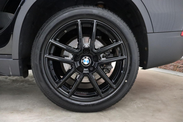BMW X1 sDrive20i High Executive Sport Line Automaat / Head-up Display / Achteruitrijcamera / HiFi / Extra Getint Glas / Stoelverwarming / Parkeersensoren voor + achter / Sportstoelen / Cruise Control / Leder / LED