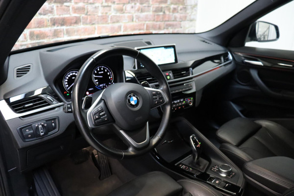 BMW X1 sDrive20i High Executive Sport Line Automaat / Head-up Display / Achteruitrijcamera / HiFi / Extra Getint Glas / Stoelverwarming / Parkeersensoren voor + achter / Sportstoelen / Cruise Control / Leder / LED