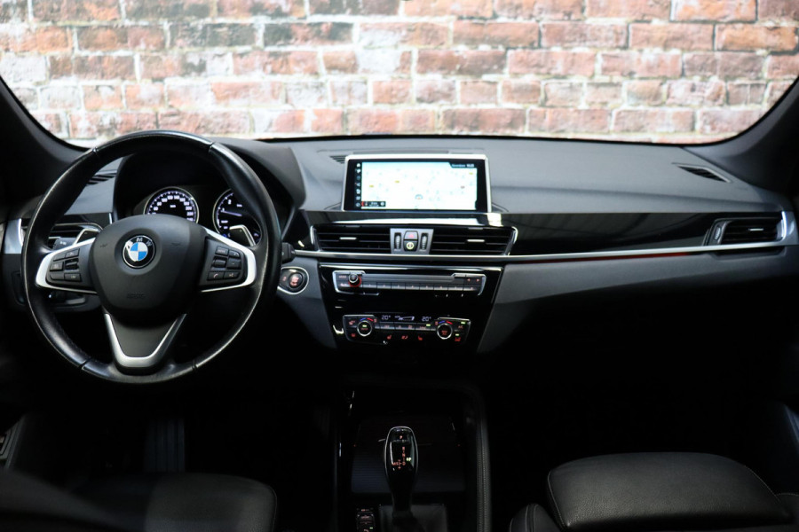 BMW X1 sDrive20i High Executive Sport Line Automaat / Head-up Display / Achteruitrijcamera / HiFi / Extra Getint Glas / Stoelverwarming / Parkeersensoren voor + achter / Sportstoelen / Cruise Control / Leder / LED