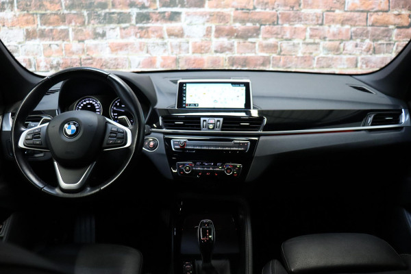BMW X1 sDrive20i High Executive Sport Line Automaat / Head-up Display / Achteruitrijcamera / HiFi / Extra Getint Glas / Stoelverwarming / Parkeersensoren voor + achter / Sportstoelen / Cruise Control / Leder / LED