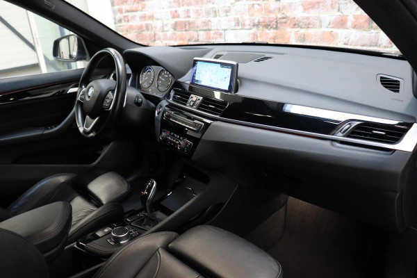 BMW X1 sDrive20i High Executive Sport Line Automaat / Head-up Display / Achteruitrijcamera / HiFi / Extra Getint Glas / Stoelverwarming / Parkeersensoren voor + achter / Sportstoelen / Cruise Control / Leder / LED