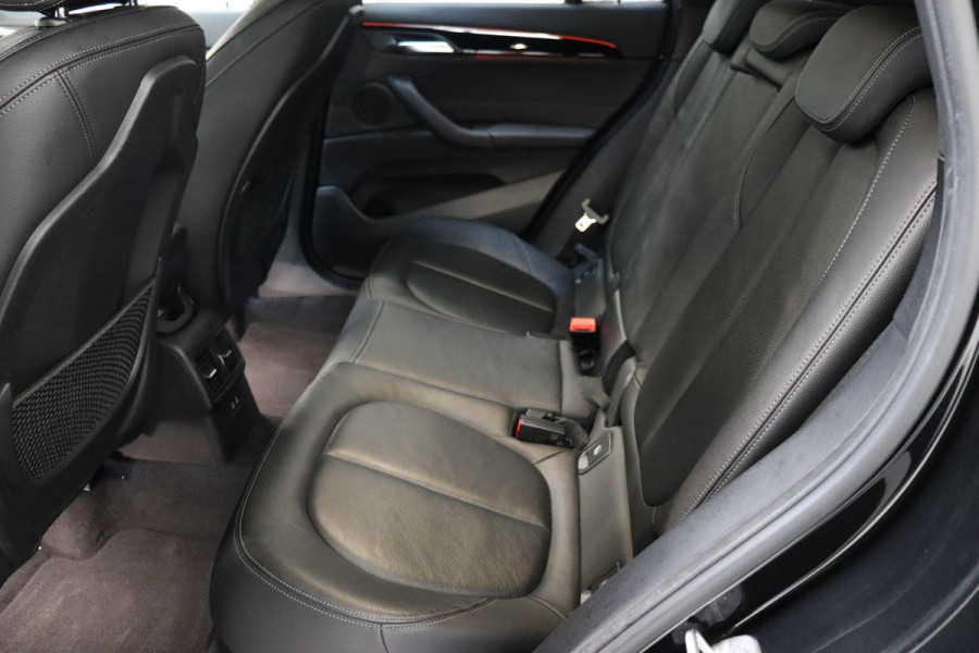 BMW X1 sDrive20i High Executive Sport Line Automaat / Head-up Display / Achteruitrijcamera / HiFi / Extra Getint Glas / Stoelverwarming / Parkeersensoren voor + achter / Sportstoelen / Cruise Control / Leder / LED