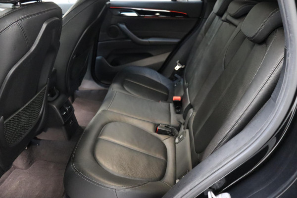 BMW X1 sDrive20i High Executive Sport Line Automaat / Head-up Display / Achteruitrijcamera / HiFi / Extra Getint Glas / Stoelverwarming / Parkeersensoren voor + achter / Sportstoelen / Cruise Control / Leder / LED