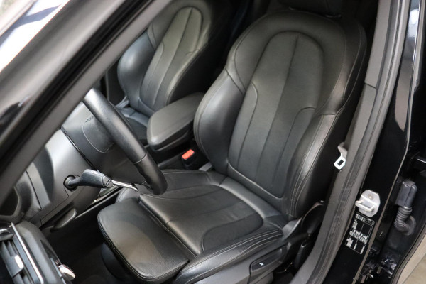BMW X1 sDrive20i High Executive Sport Line Automaat / Head-up Display / Achteruitrijcamera / HiFi / Extra Getint Glas / Stoelverwarming / Parkeersensoren voor + achter / Sportstoelen / Cruise Control / Leder / LED