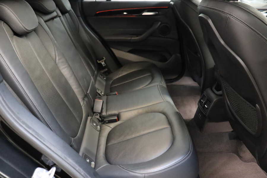 BMW X1 sDrive20i High Executive Sport Line Automaat / Head-up Display / Achteruitrijcamera / HiFi / Extra Getint Glas / Stoelverwarming / Parkeersensoren voor + achter / Sportstoelen / Cruise Control / Leder / LED