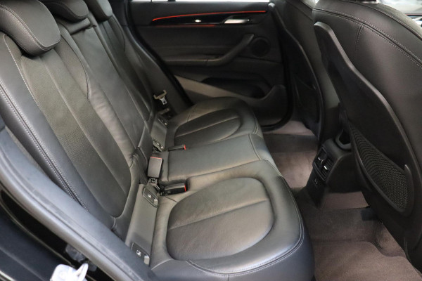 BMW X1 sDrive20i High Executive Sport Line Automaat / Head-up Display / Achteruitrijcamera / HiFi / Extra Getint Glas / Stoelverwarming / Parkeersensoren voor + achter / Sportstoelen / Cruise Control / Leder / LED