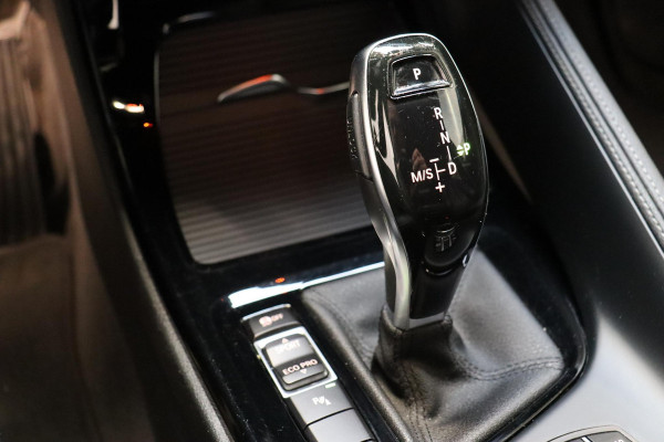 BMW X1 sDrive20i High Executive Sport Line Automaat / Head-up Display / Achteruitrijcamera / HiFi / Extra Getint Glas / Stoelverwarming / Parkeersensoren voor + achter / Sportstoelen / Cruise Control / Leder / LED